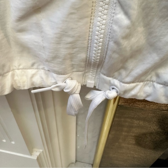 Like New Adidas Originals Women’s White Zip Up jacket With Hoodie, Size Small - Picture 6 of 9